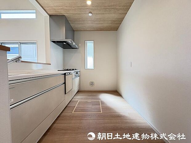 <キッチン>冷蔵庫や食器棚を置いても広い家事スペースを確保しています。