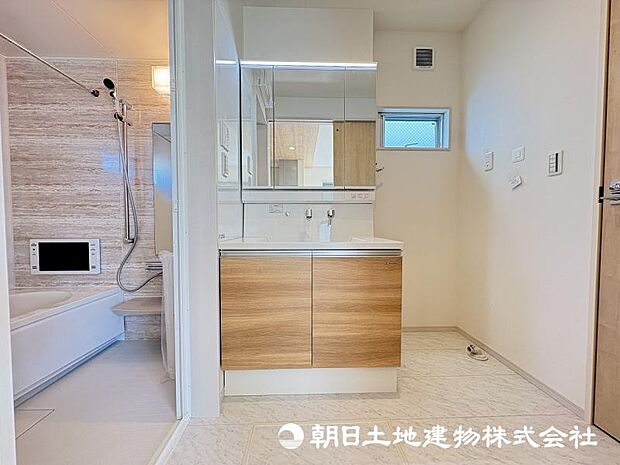 <洗面台>すっきりと収納ができる三面鏡タイプの洗面台です。