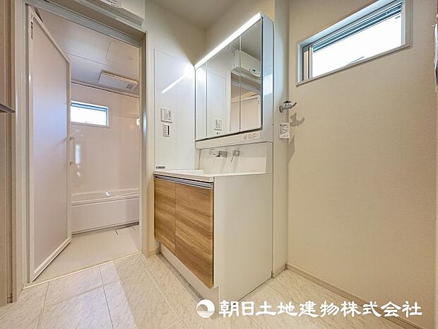 <洗面室>キッチン横から使え家事動線がスムーズです。