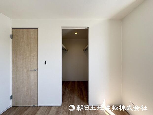 <収納>ご夫婦で使えるウォークインクローゼットも魅力です。