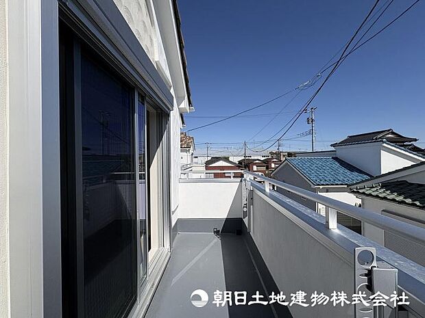 <バルコニー>東南向きで朝日が良く当たります。