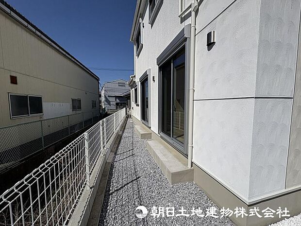 <お庭>隣地との間隔も開いいます。