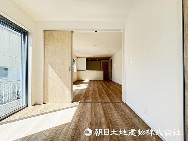 <洋室>リビングとつながる明るい洋室4.5帖です。