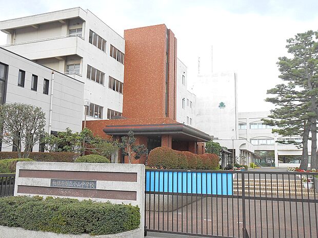 小山中学校まで約700ｍ