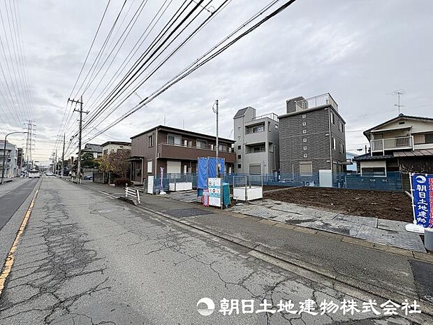 ＜現地＞広い歩道を歩いて安全に駅まで行けます。