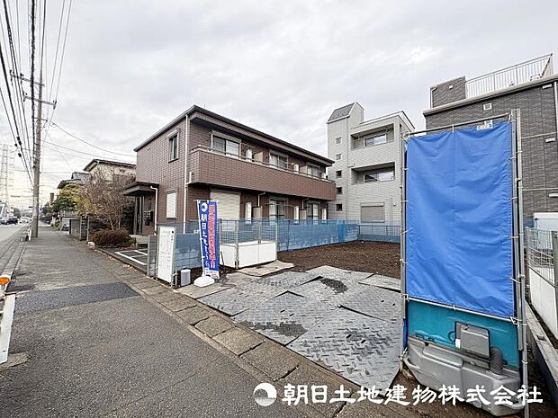 ＜現地＞南西道路に面して陽当たり良好です。カースペース並列2台駐車可能です。