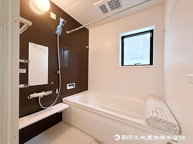 <浴室>1坪タイプの広いユニットバスです。