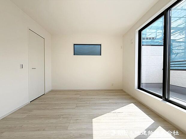 <主寝室>バルコニーに面した明るい主寝室7帖です。