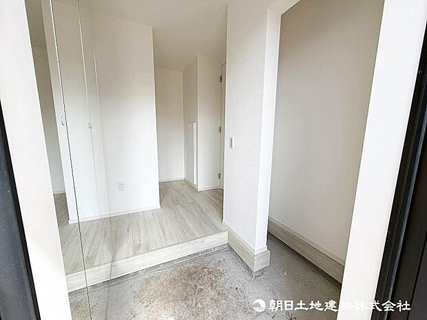 <玄関>ベビーカーやゴルフバックを置けるシューズインクローゼットも魅力です。