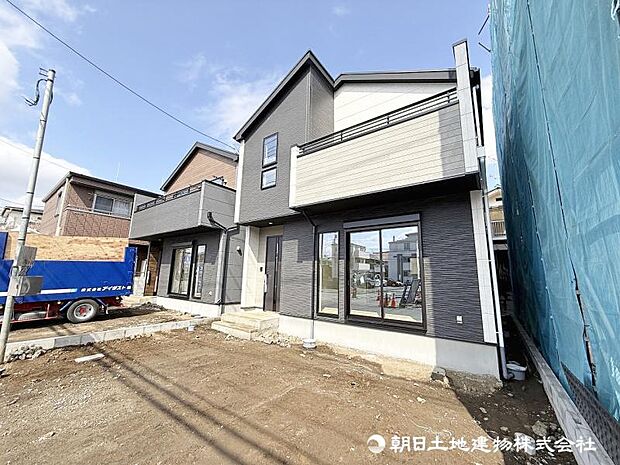 <カースペース>南西道路に面して陽当たり良好です。カースペースには車並列2台駐車可能です。