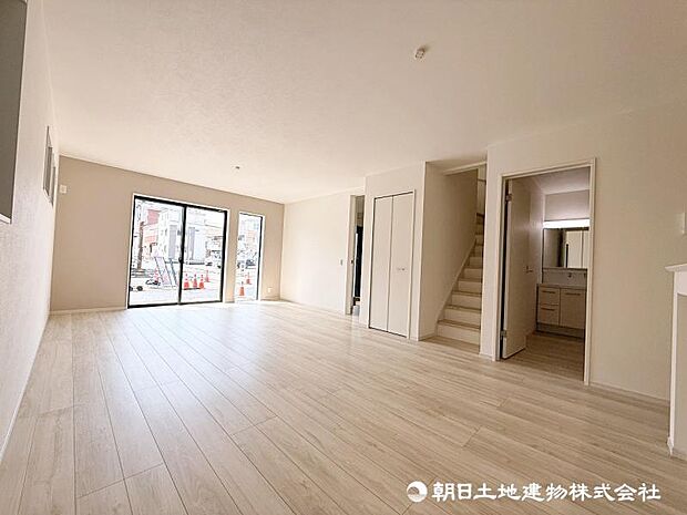 <リビング>お子様の顔が見えるリビングイン階段です。