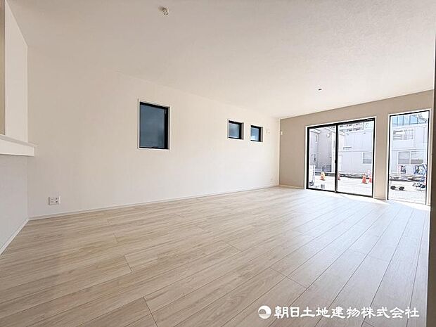 <リビング>広々としているLDK20帖でお寛ぎいただけます。