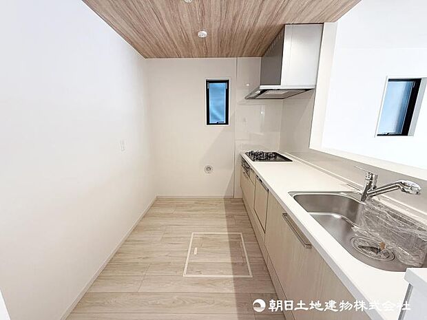 <キッチン>冷蔵庫や食器棚を置いても広い家事スペースを確保しています。