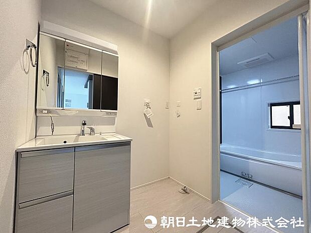 <洗面室>キッチン背面から使え家事動線がスムーズです。