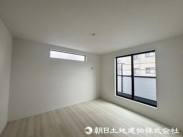 <主寝室>バルコニーに面した明るい主寝室8帖です。