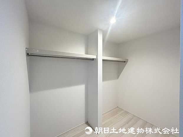 <ウォークインクローゼット>ご夫婦で使える大型ウォークインクローゼットも魅力です。