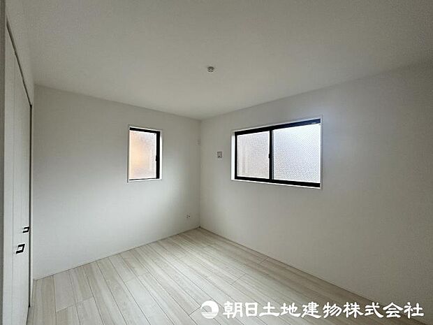 <洋室>全居室2方向に窓がある明るい2面採光のお部屋です。