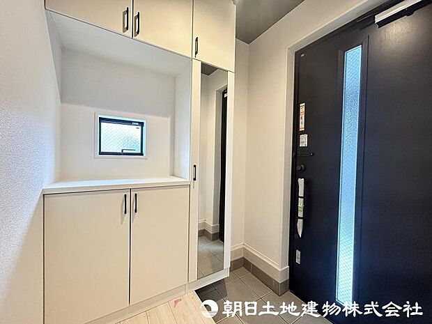 <玄関>身だしなみをチェックできるミラー付きです。