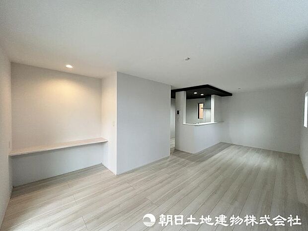 <リビング>家事やお勉強に便利なカウンター付です。