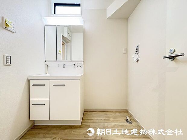 <洗面台>すっきりと収納ができる三面鏡タイプの洗面台です。