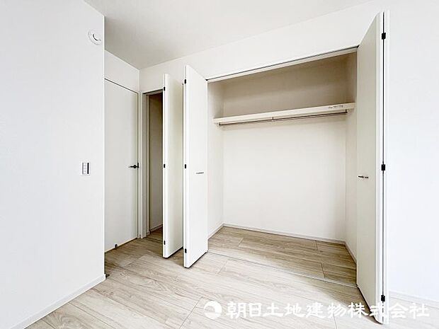 <収納>各洋室にクローゼットがありますので、お洋服をすっきりと収納できます。