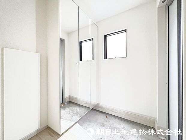 <玄関>お出かけ前の身だしなみをチェックできるミラー付きのシューズボックスです。