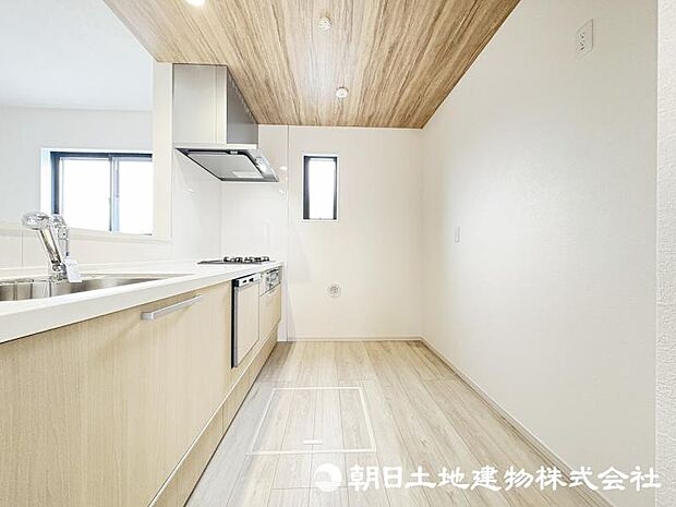 <キッチン>冷蔵庫や食器棚を置いても広い家事スペースを確保していますので、ご夫婦でのお料理も楽しめます。