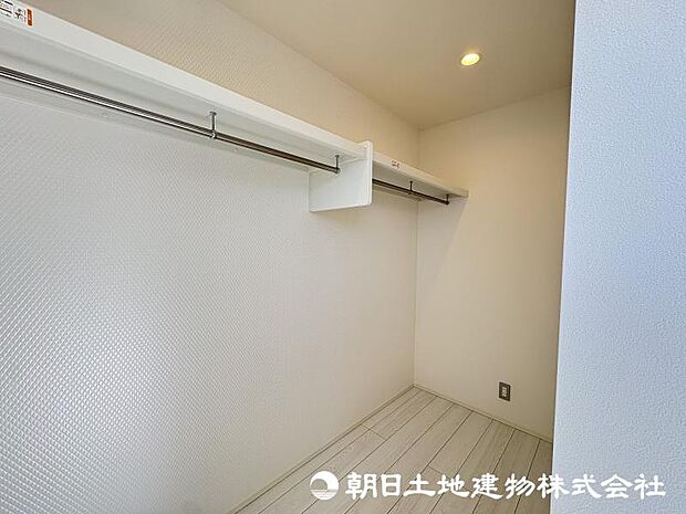 <収納>ご夫婦で使えるウォークインクローゼットも便利です。