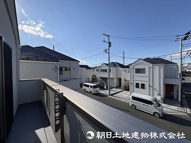 <バルコニー>主寝室から出入りができます。