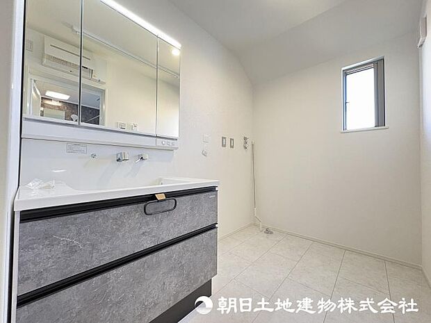 <洗面台>すっきりと収納ができる三面鏡タイプの洗面台です。