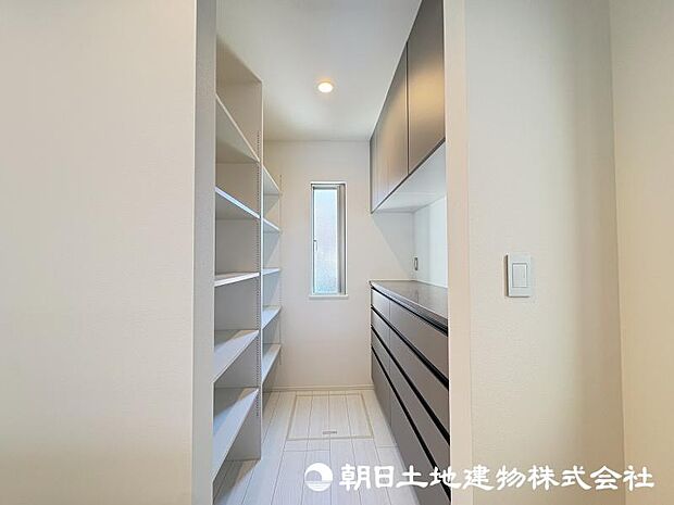 <キッチンパントリー>食料品をストックできる便利なパントリーも魅力です。