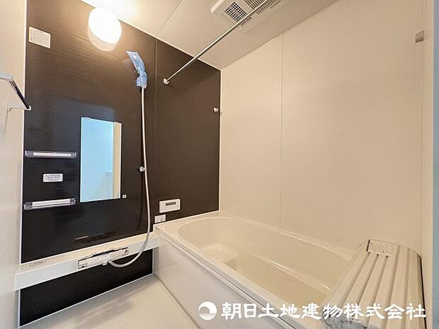 <浴室>1坪タイプの広いユニットバスで、ゆっくりとバスタイムをお過ごしいただけます。