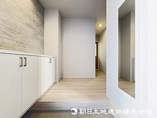 <玄関>身だしなみをチェックできるミラー付きです。