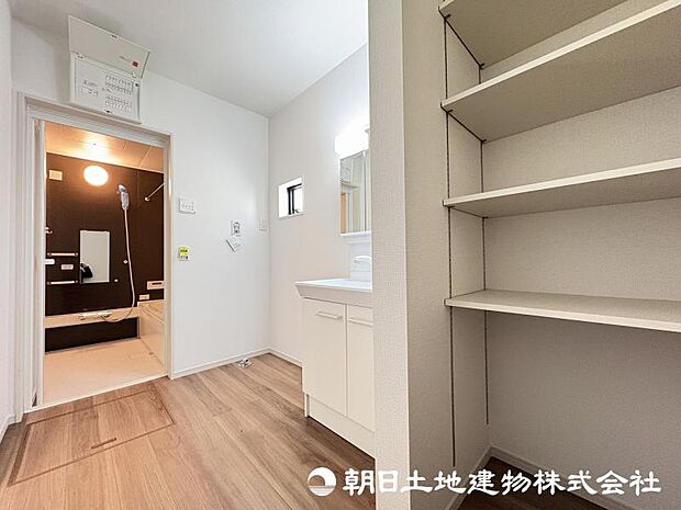 <洗面室>タオル等をすっきりと収納できる可動棚も便利です。