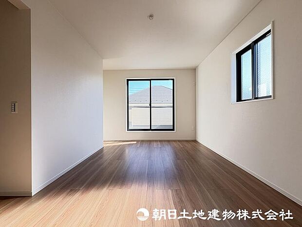 <主寝室>広い10帖の主寝室でゆっくりとお過ごしいただけます。