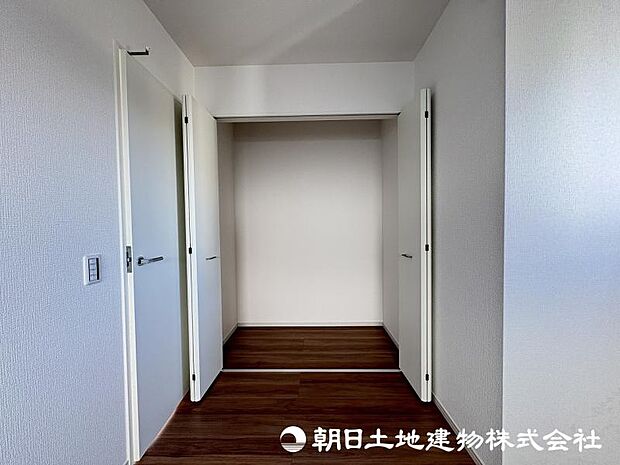 <収納>各洋室にクローゼットがありますのでお洋服やお荷物をすっきりと収納できます。