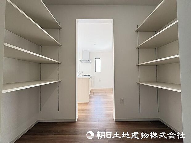 <パントリー>キッチンと廊下からウォークスルーで使えて家事動線がスムーズです。