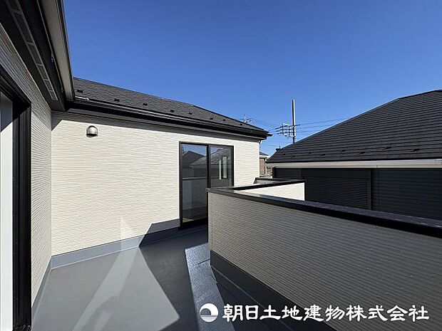 <バルコニー>ゆったりとお洗濯物を干せる広いバルコニーです。