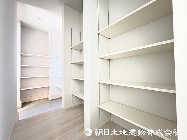 <収納>日用品や食料品をストックできるパントリーも魅力です。