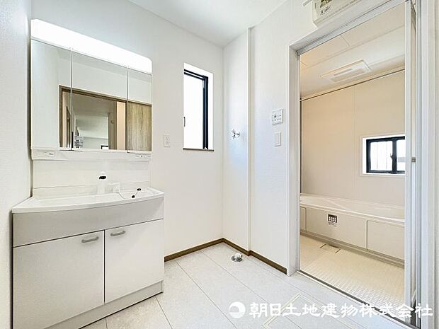 <洗面室>洗面室&浴室はキッチン背面から使え家事動線がスムーズです。
