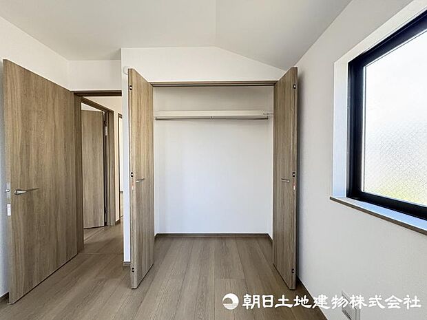 <収納>各洋室にクローゼットがありますので、お洋服をすっきりと収納できます。