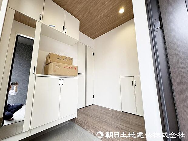 ＜玄関＞身だしなみをチェックできるミラー付きです。