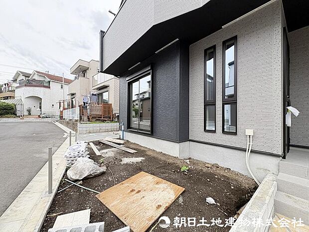 ＜お庭＞ガーデニングをお楽しみいただけるお庭もあります。