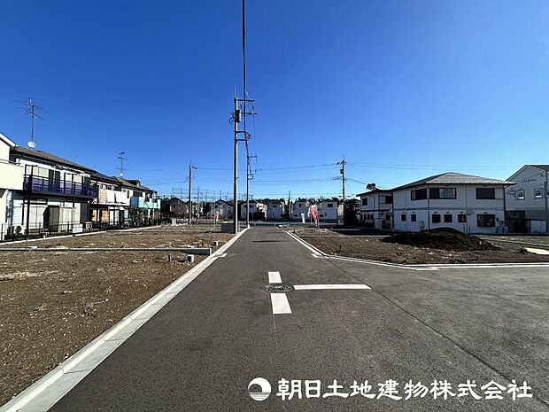 ＜現地＞幅員5ｍ道路に面していますので、車のすれ違いもできます。