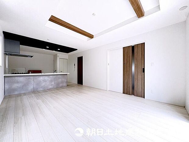 家族が自然と集まるリビングは、毎日の暮らしを心地よく彩る安らぎの空間です。家具の配置やインテリア次第で、お好みの雰囲気にコーディネートできます。 