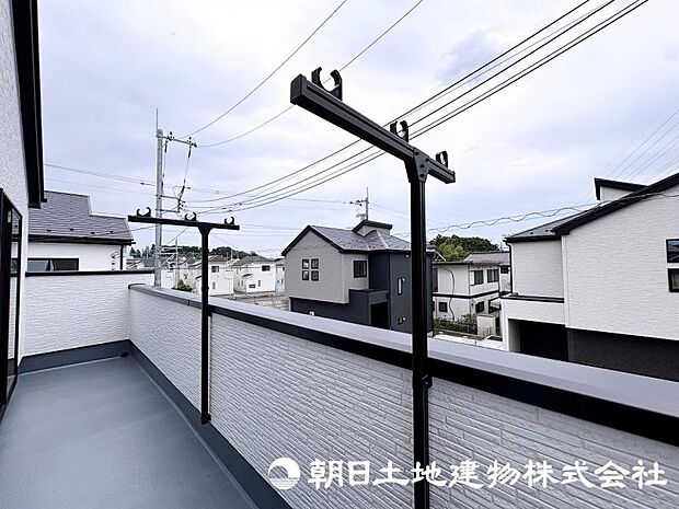 住まいに開放感をプラスするバルコニー。日当たりや風通しを感じながら、心地よい時間を過ごせる場所です。