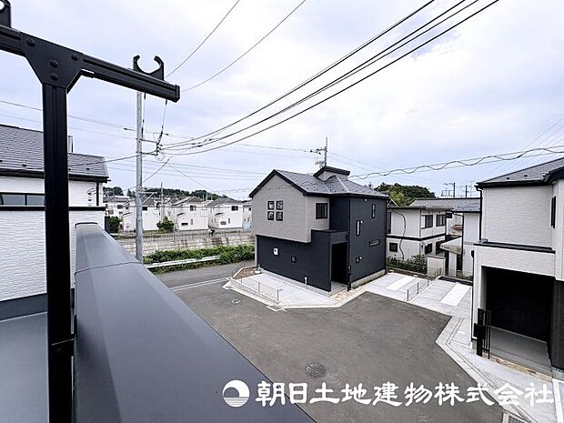 視界が広がる眺望は、住まいに開放感をもたらす魅力のひとつ。日常の中でゆったりとした時間を楽しめます。