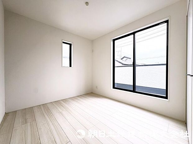 落ち着いた雰囲気の居室は、ゆっくりとくつろげるプライベート空間。寝室や書斎など、ライフスタイルに合わせて多彩に活用できます。