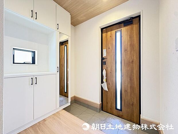 <玄関>身だしなみをチェックできるミラー付きです。