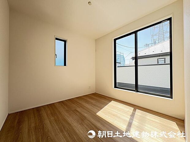 <洋室>バルコニーに面した明るい洋室5帖です。